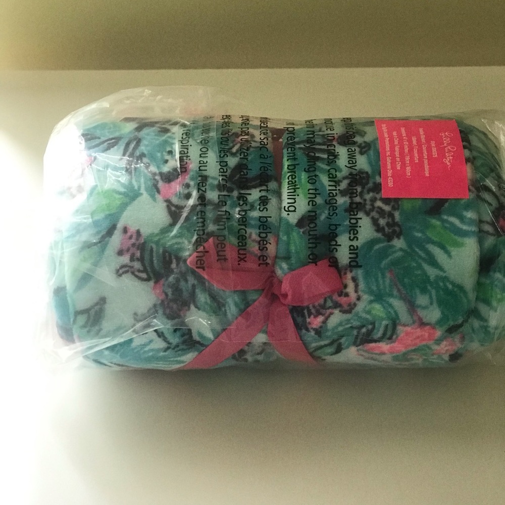 Brand New Lilly Pulitzer Fleece Blanket in Barking Up The Palm Tree 47”x63” - Picture 5 of 7